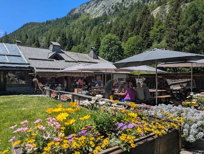 Auberge la Boerne mountain lodge with outdoor dining terrace and alpine backdrop