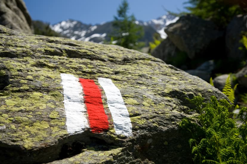 Wanderweg Markierung rot weiss