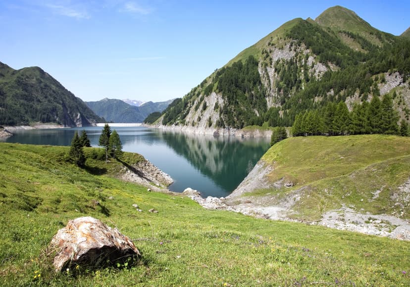 Luzzone lake dike