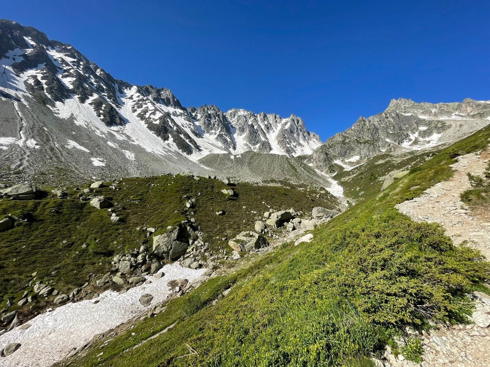 Fen Tête d'Arpette mountain landscape with snow-covered peaks and hiking trail