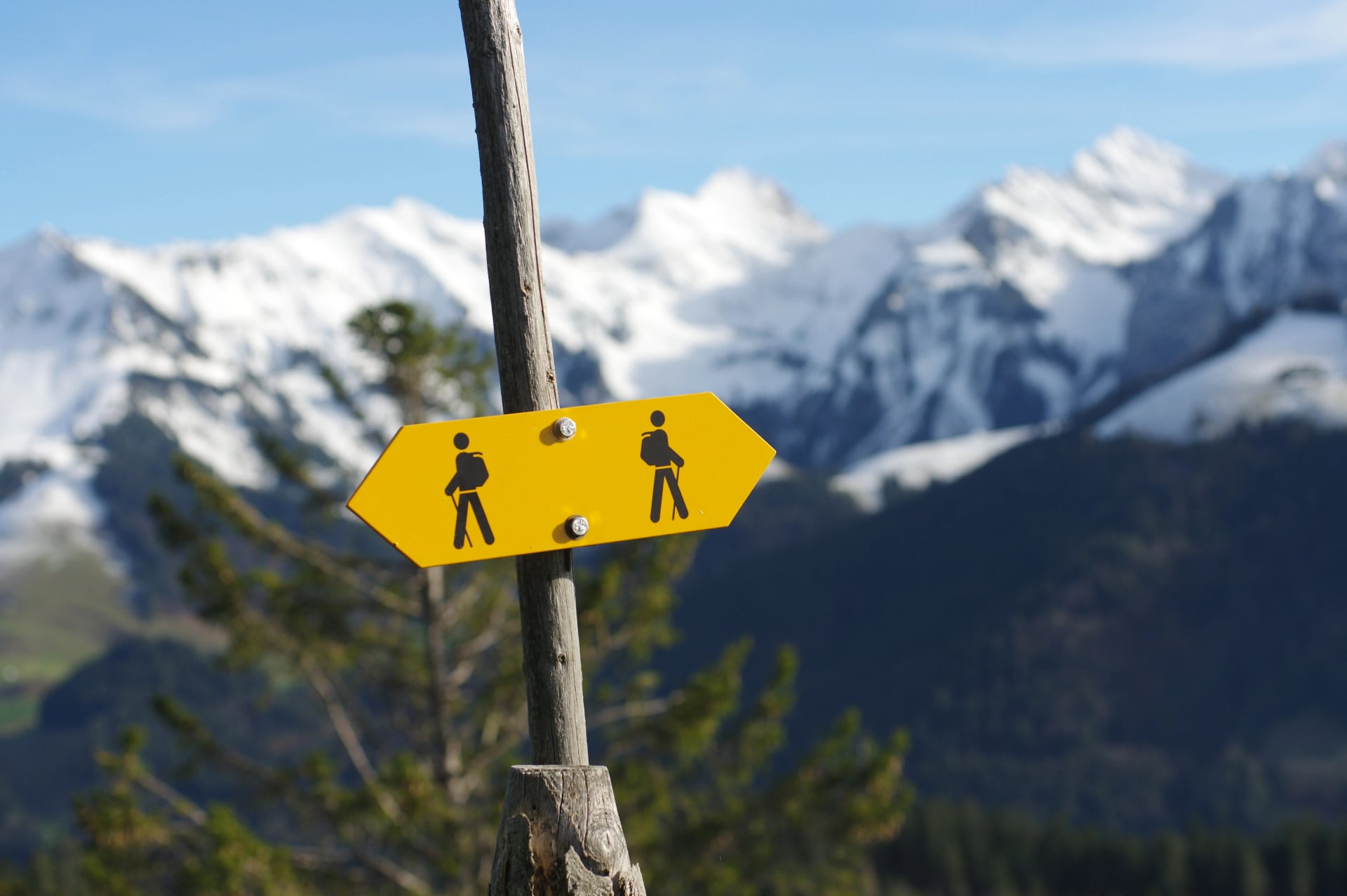 Signalisation pour randonneurs dans les Alpes Suisses