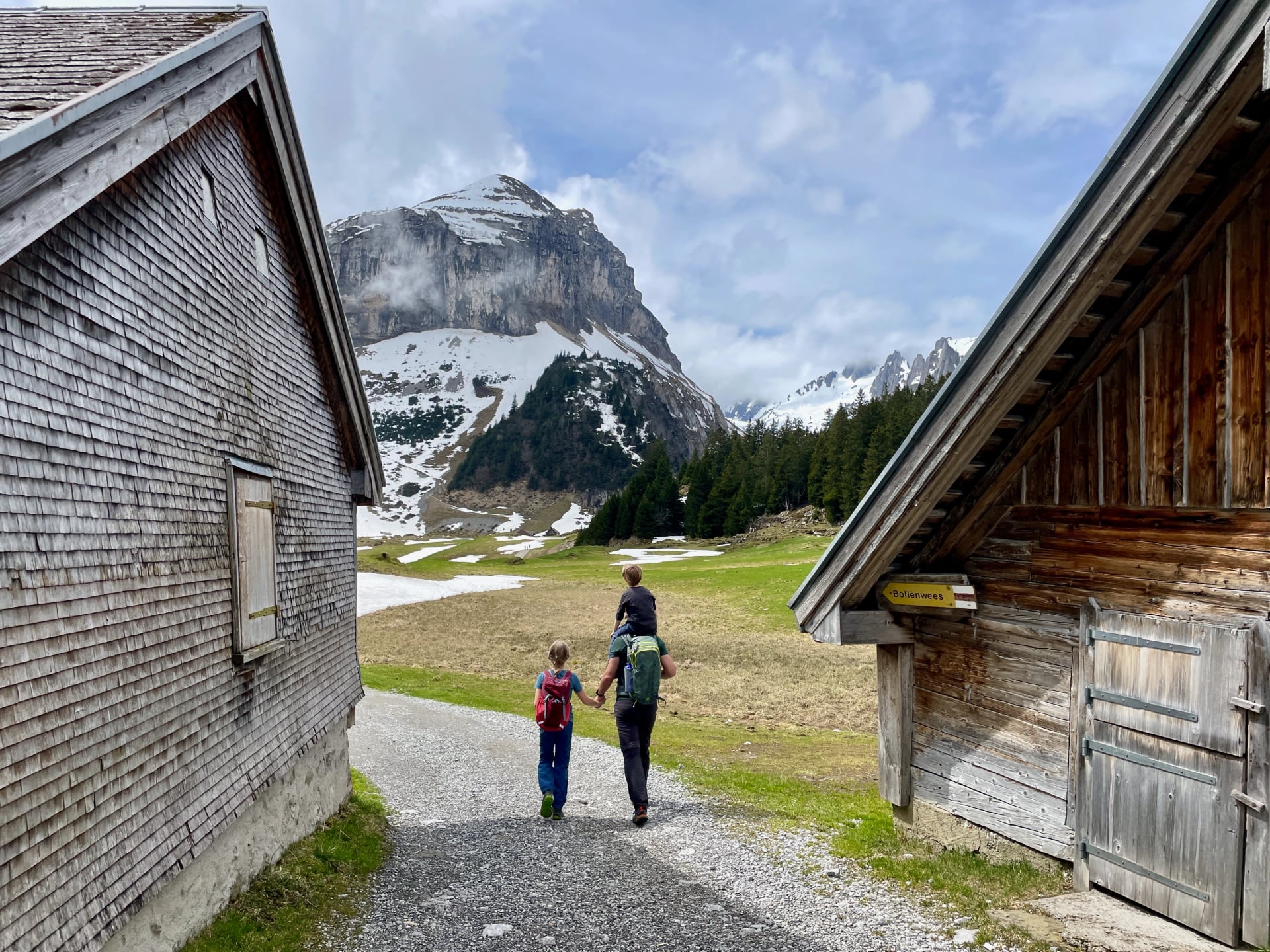 Familj som vandrar i Alpstein, Schweiz.