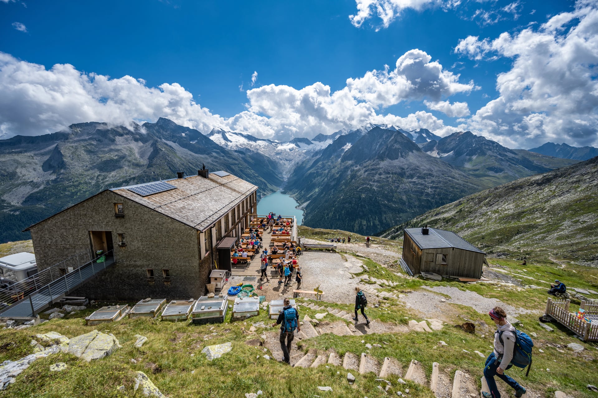 Utsikt över Olperer Hütte och Schlegeisspeicher