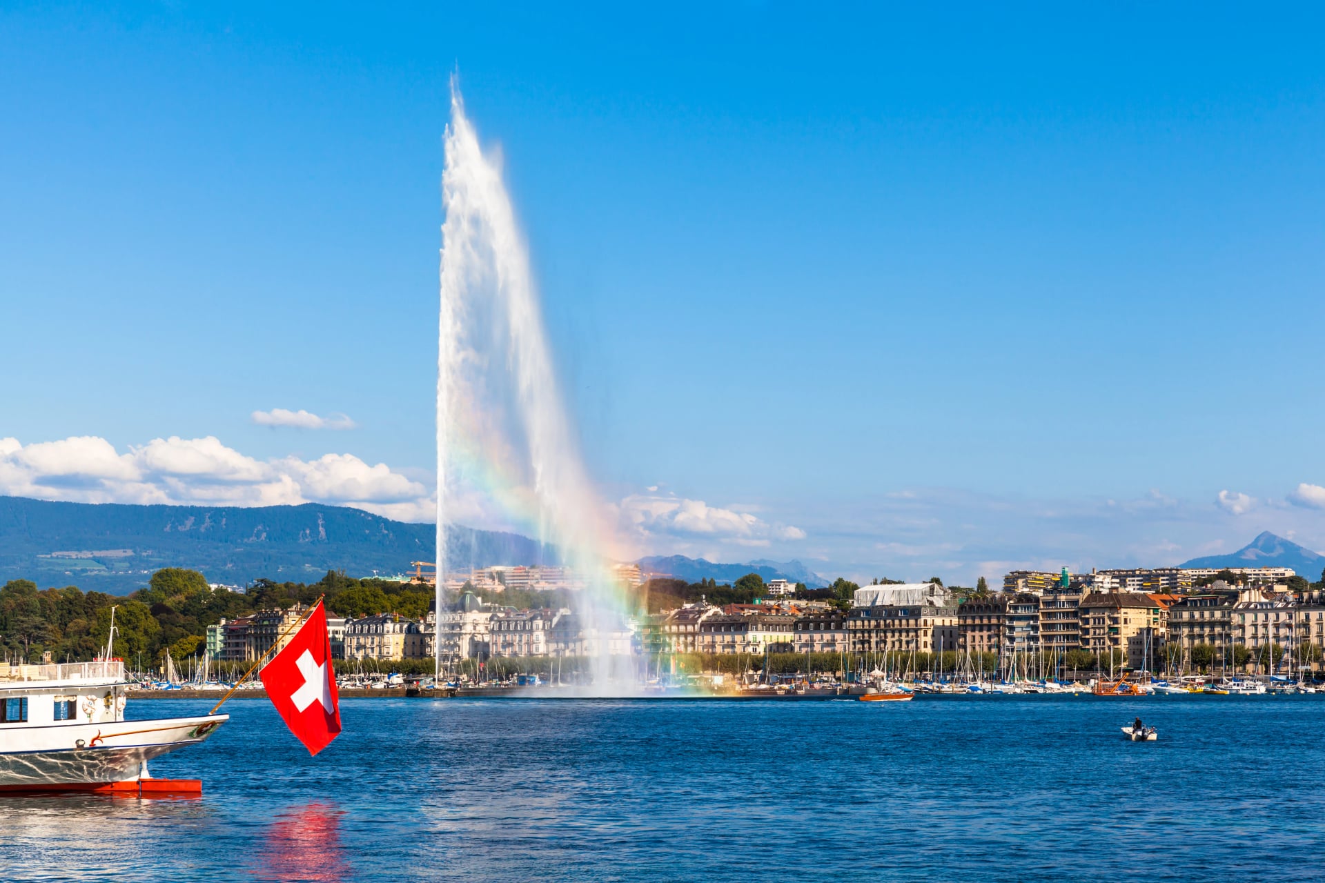 Wassersäulenbrunnen mit Regenbogen in Genf