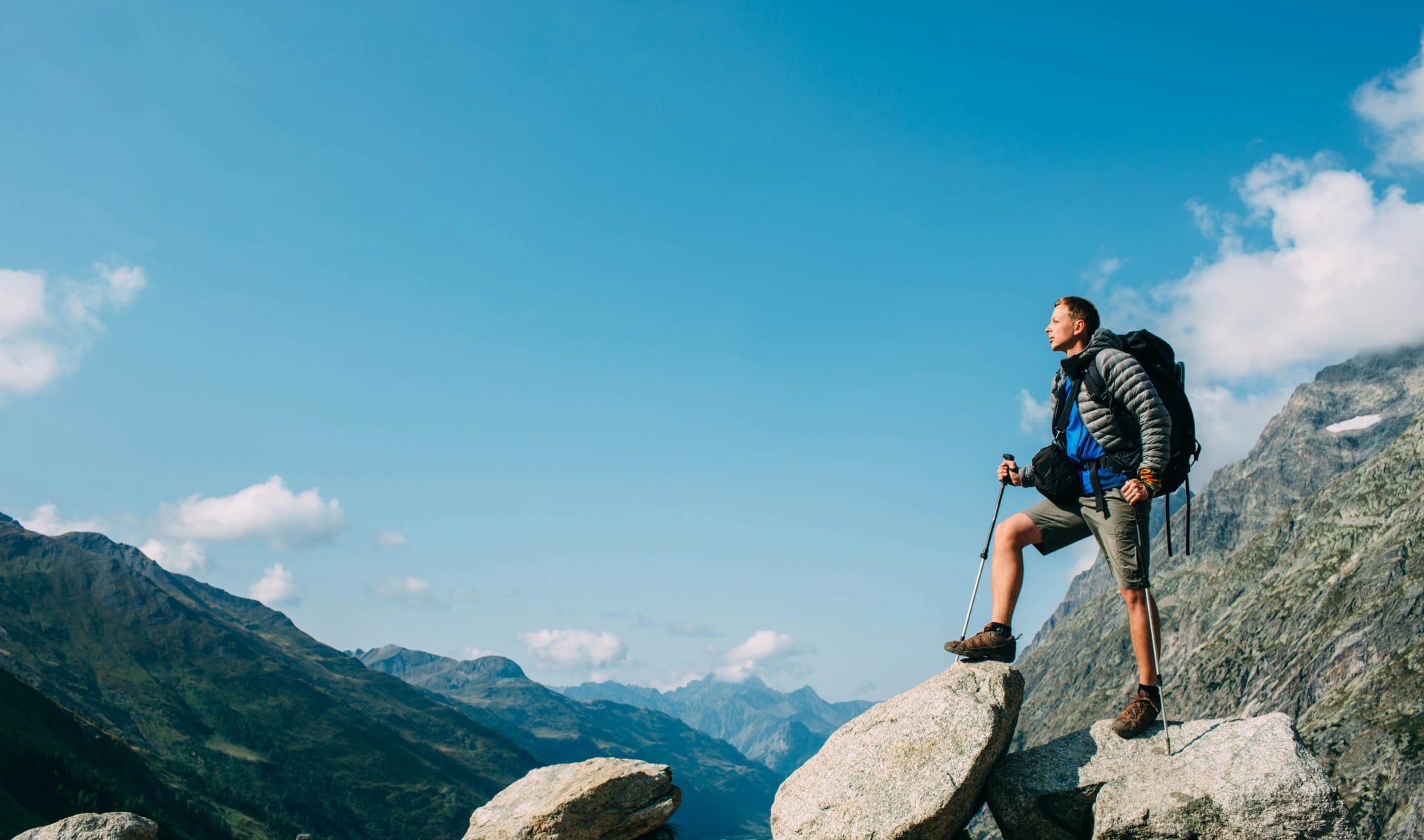 Escursionista con uno zaino, sulla cima della montagna vicino al passo Grand Ferret. Escursione attorno al Monte Bianco, parte della Svizzera