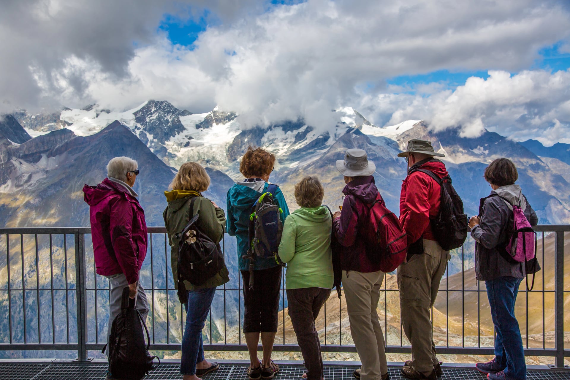 En gruppe vandrere ser på Ober Gabelhorn (4063 m). Det er et bjerg i Pennine Alperne i Schweiz, beliggende mellem Zermatt og Zinal.
