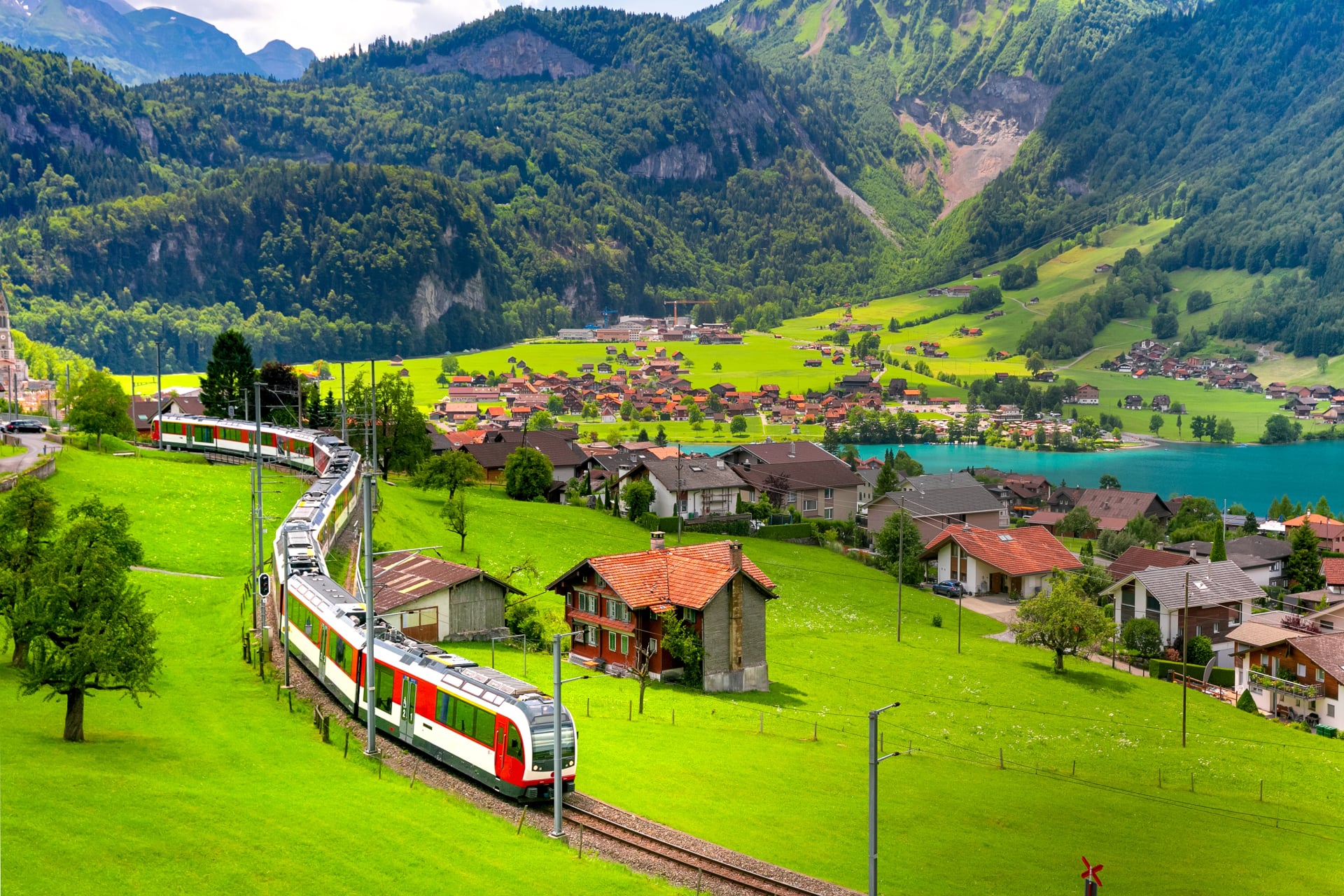 Berühmter elektrischer roter Touristen-Panoramazug im Schweizer Dorf Lungern, Kanton Obwalden, Schweiz