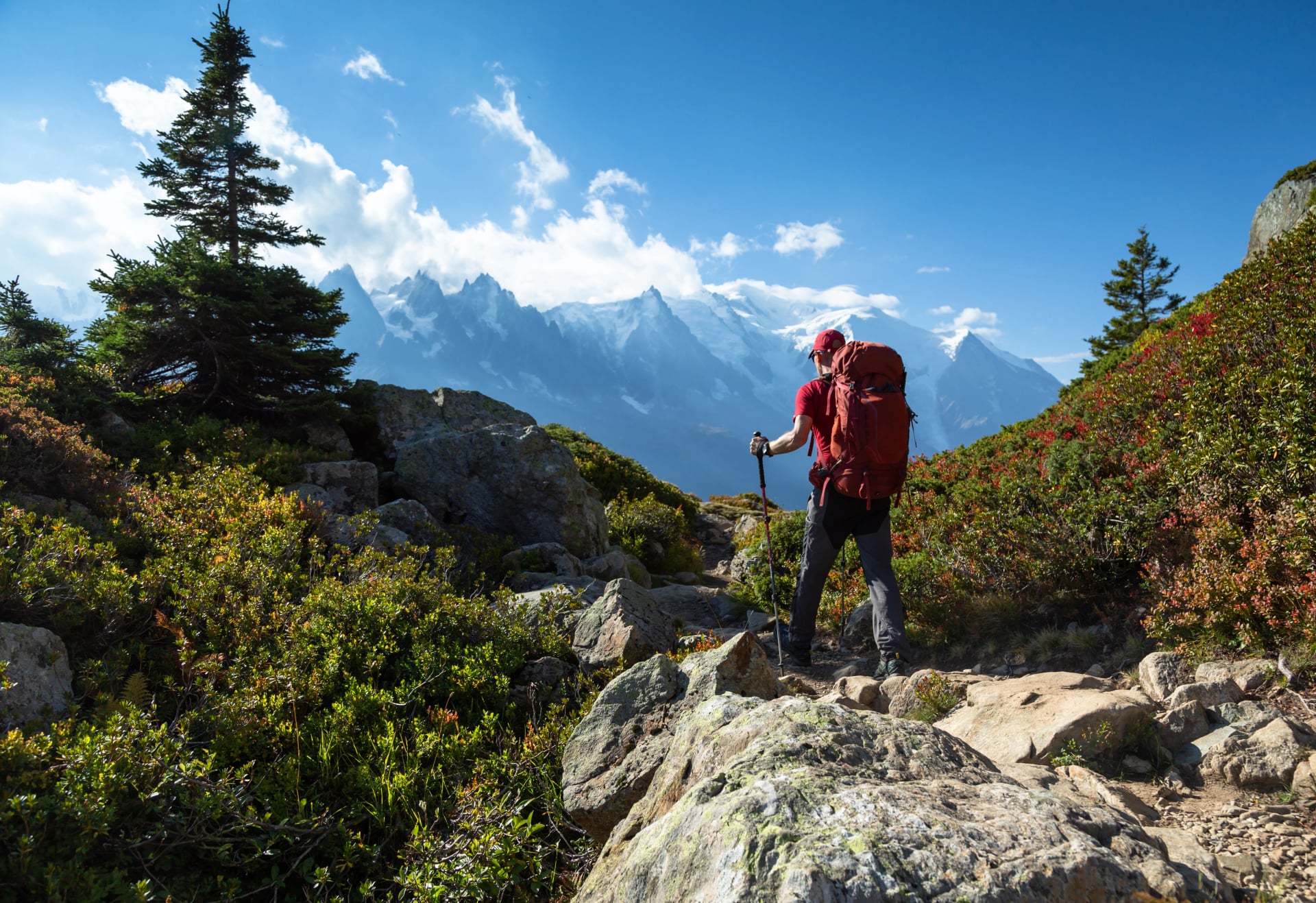 En man som vandrar på den berömda Tour du Mont Blanc nära Chamonix, Frankrike.
