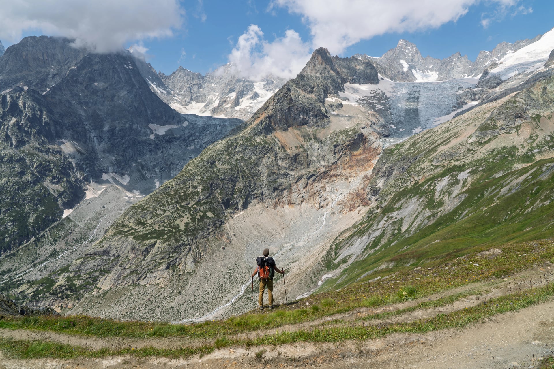 Vandrare som beundrar massiv glaciär och toppar på Tour du Mont Blanc, Schweiz