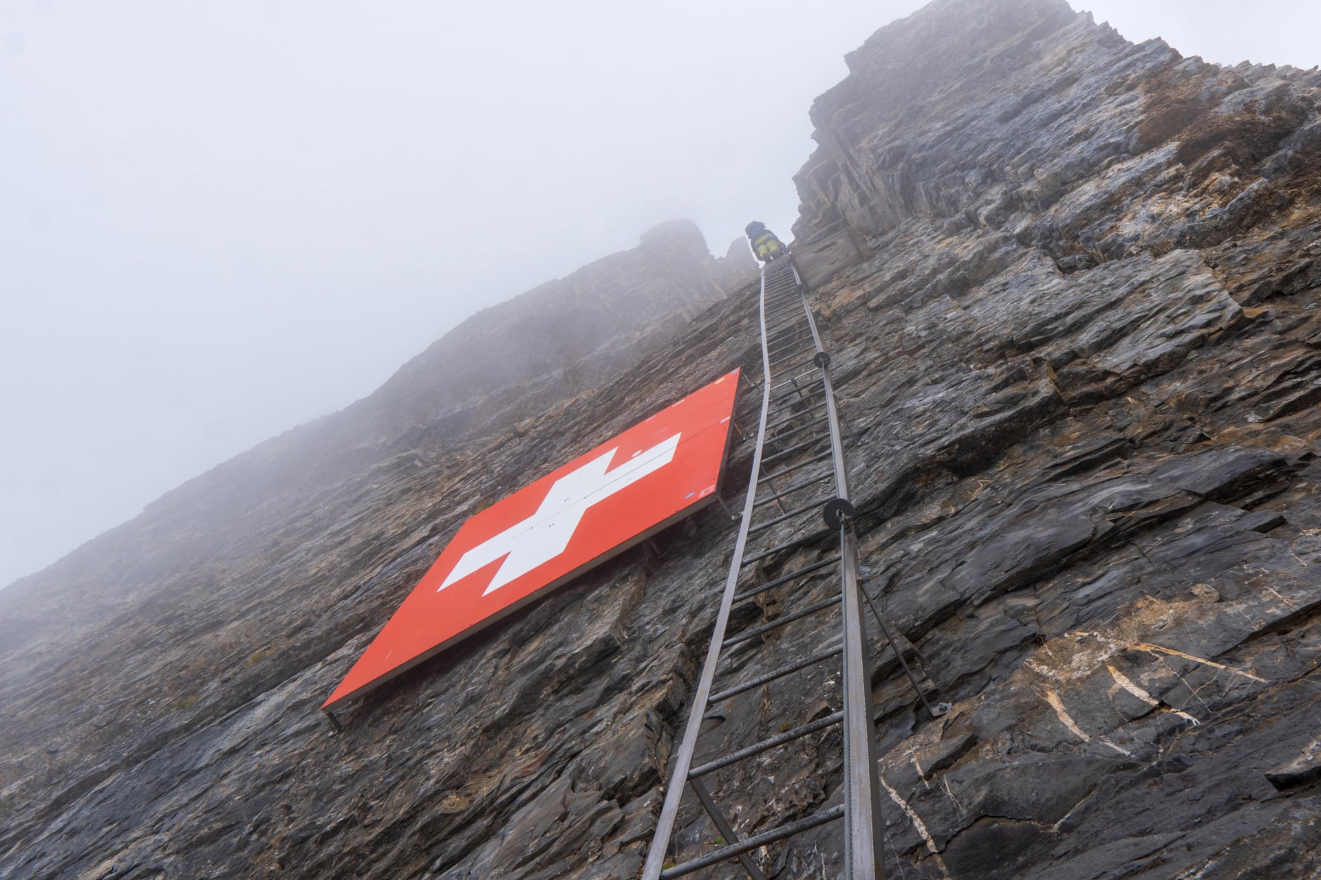 Ung mann som klatrer i fjellene, Sveits, Klettersteig Leukerbad Daubenhorn