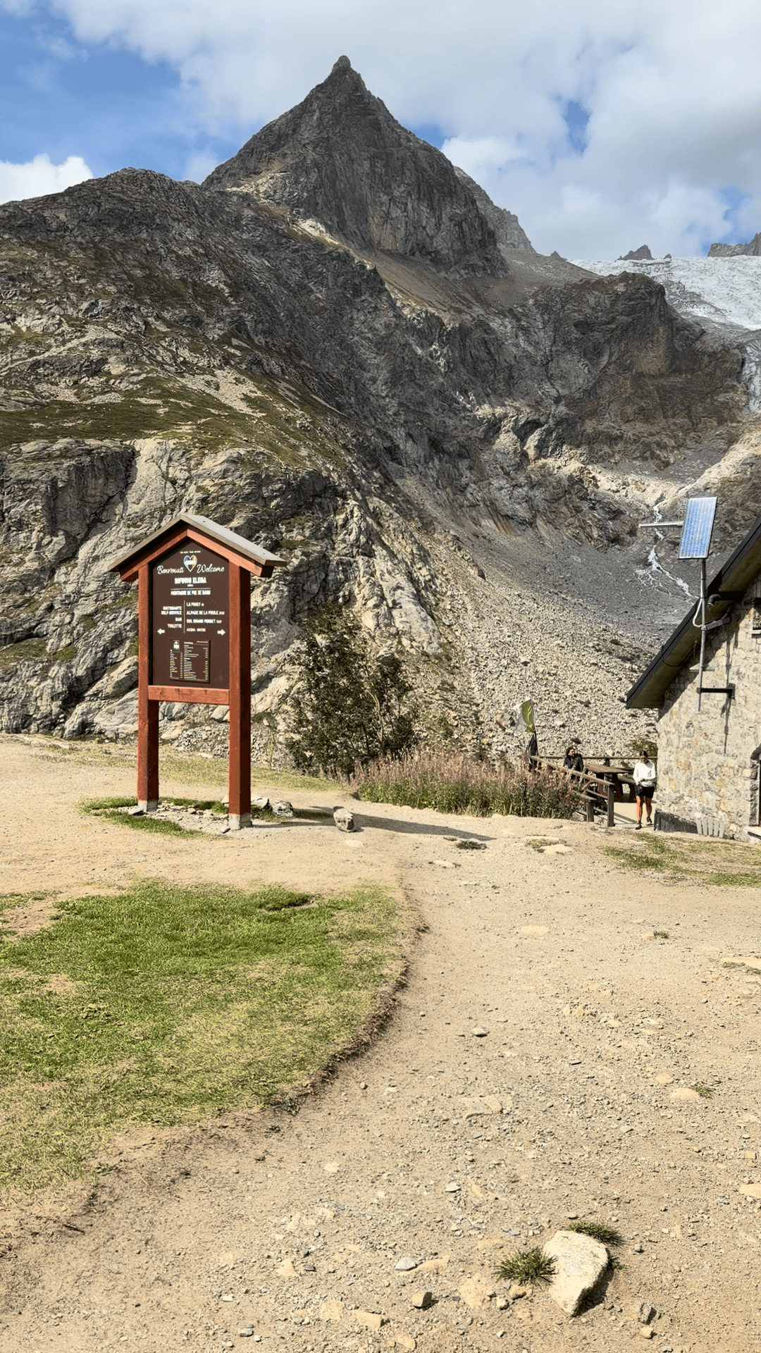 @hikingtours