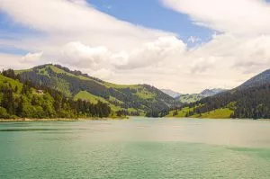 A beautiful view of Lac de l'Hongrin surrounded by mountains