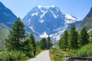 A hiking trail leading towards Mont Collon near Arolla