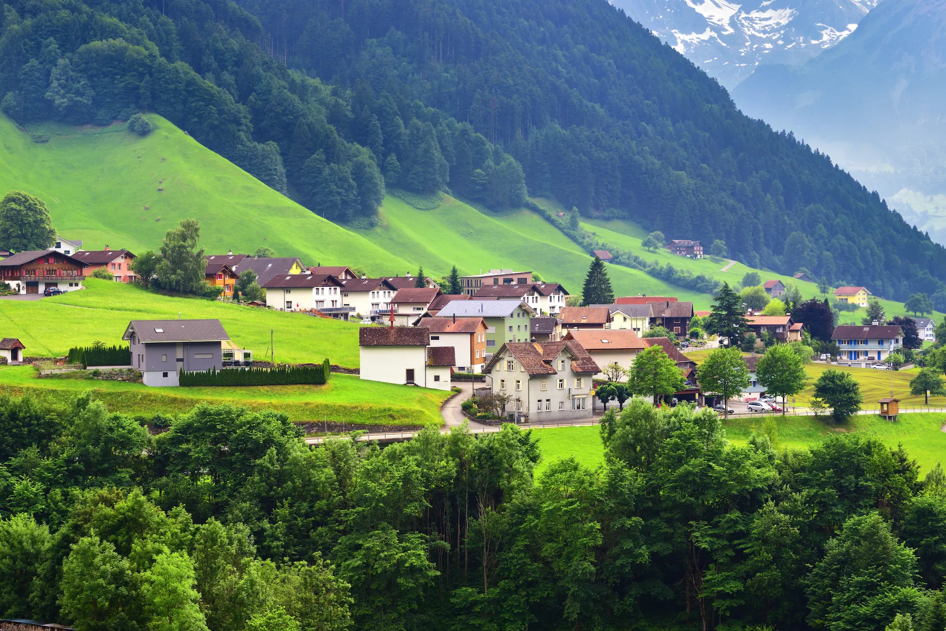 Splendida vista sull'idilliaco paesaggio montano delle Alpi con i tradizionali chalet nelle vicinanze della città di Altdorf