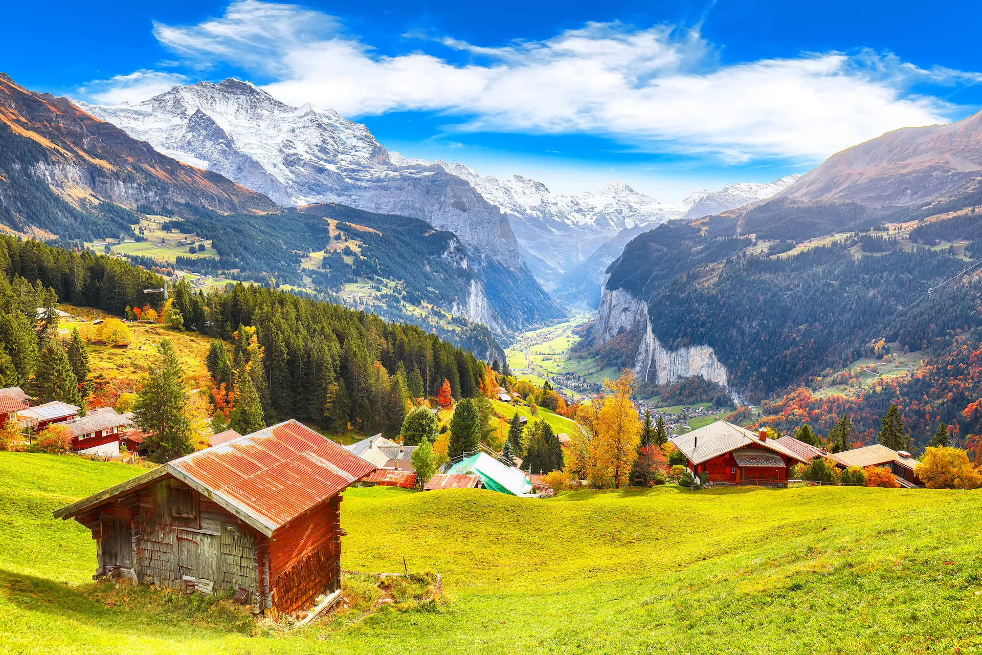 Сказочный осенний вид на живописную альпийскую деревню Венген и долину Лаутербруннен