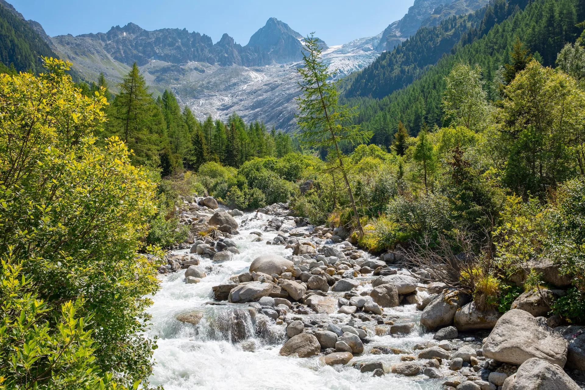 Idyllisk elv og dal i Trient i Valais