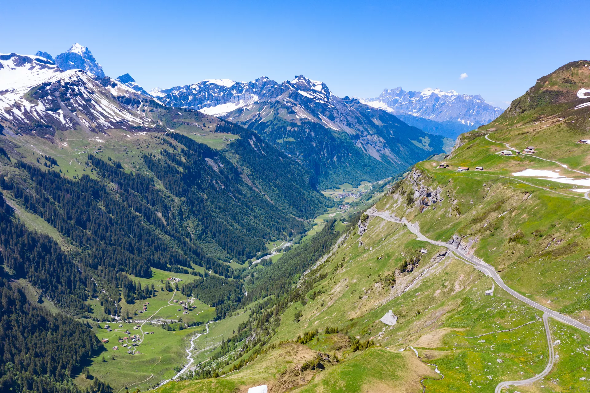 Route de montagne du col du Klausenpass reliant les cantons d'Uri et de Glaris