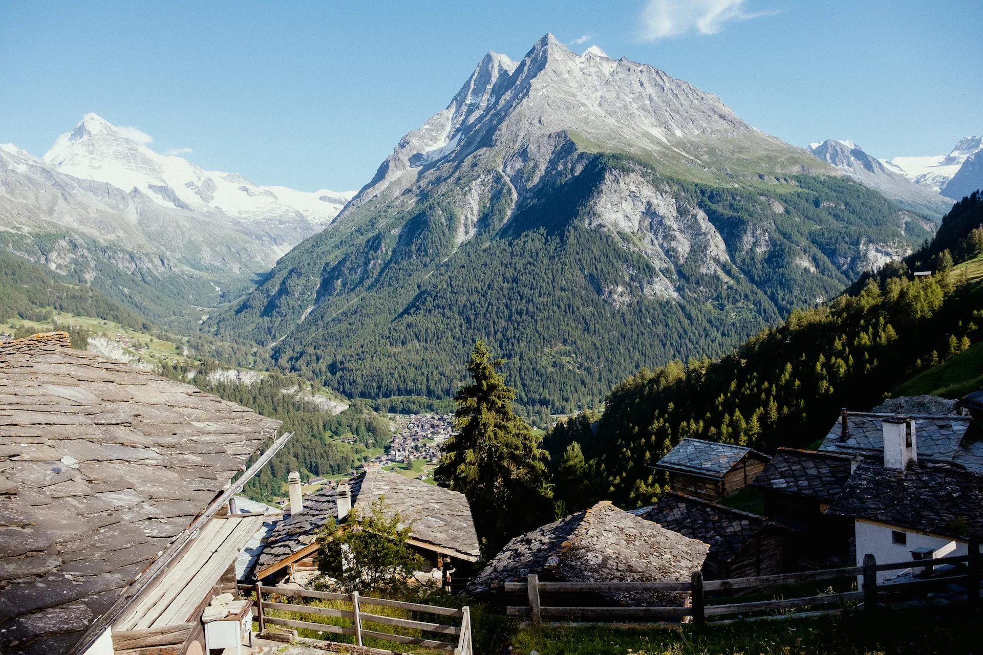 Berggipfel und Chalets im Val d'Herens