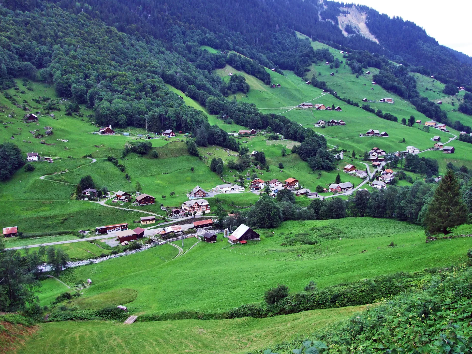 Vue panoramique sur le village de Weisstannen et sur la vallée de Weisstannental.