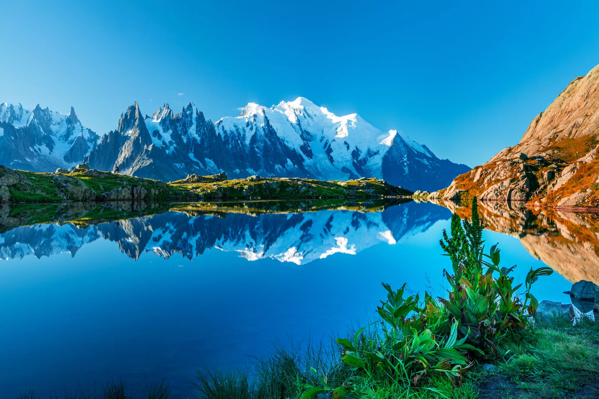 Panorama du coucher de soleil sur le lac Blanc avec le Mont Blanc