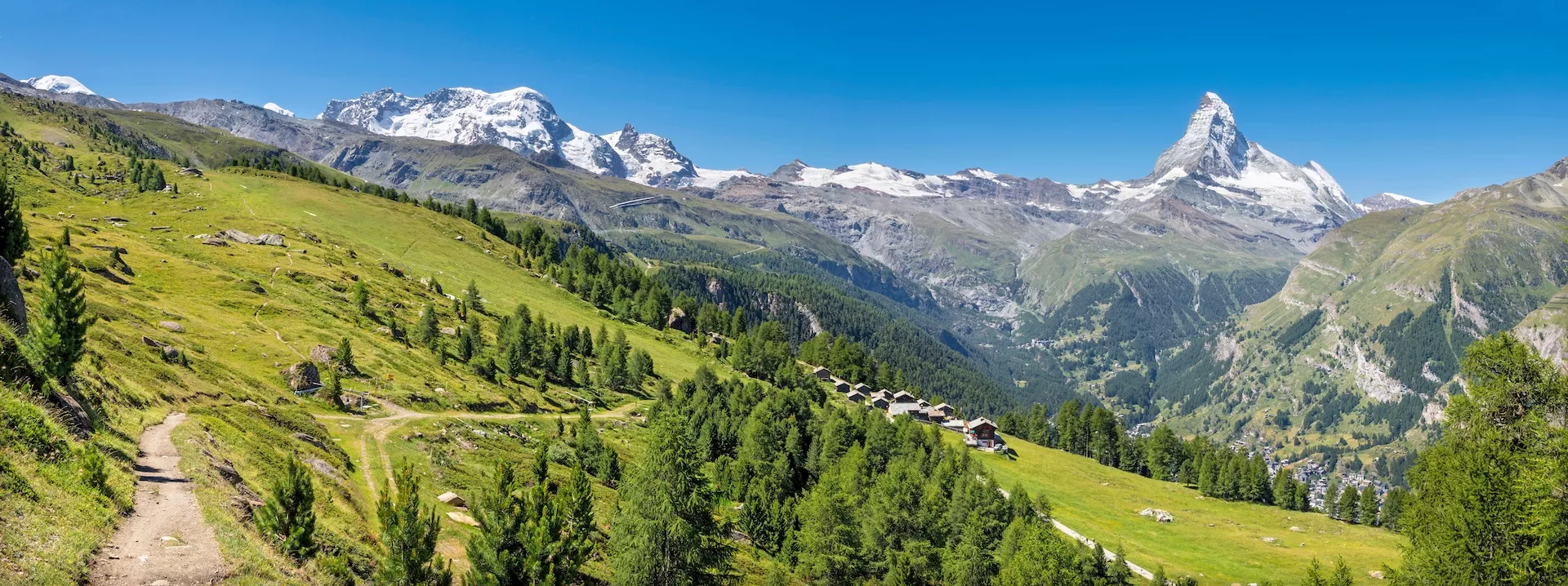 Panoraama Sveitsin walliser-alpeilla Matterhornin ja Breithornin huippuineen.