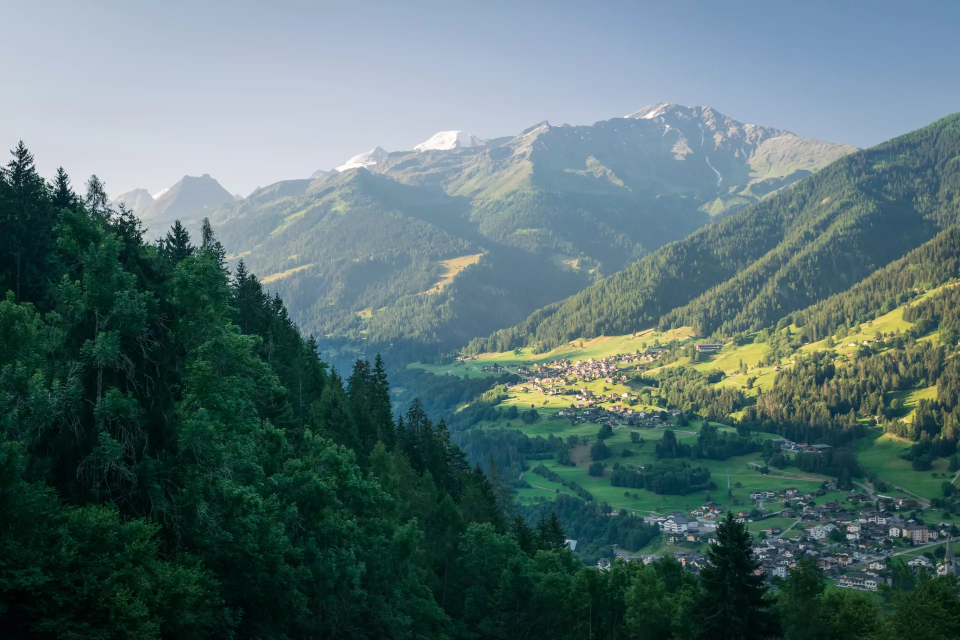 La città di Le Chable nelle Alpi svizzere vista dall'alto in una limpida e luminosa mattina d'estate