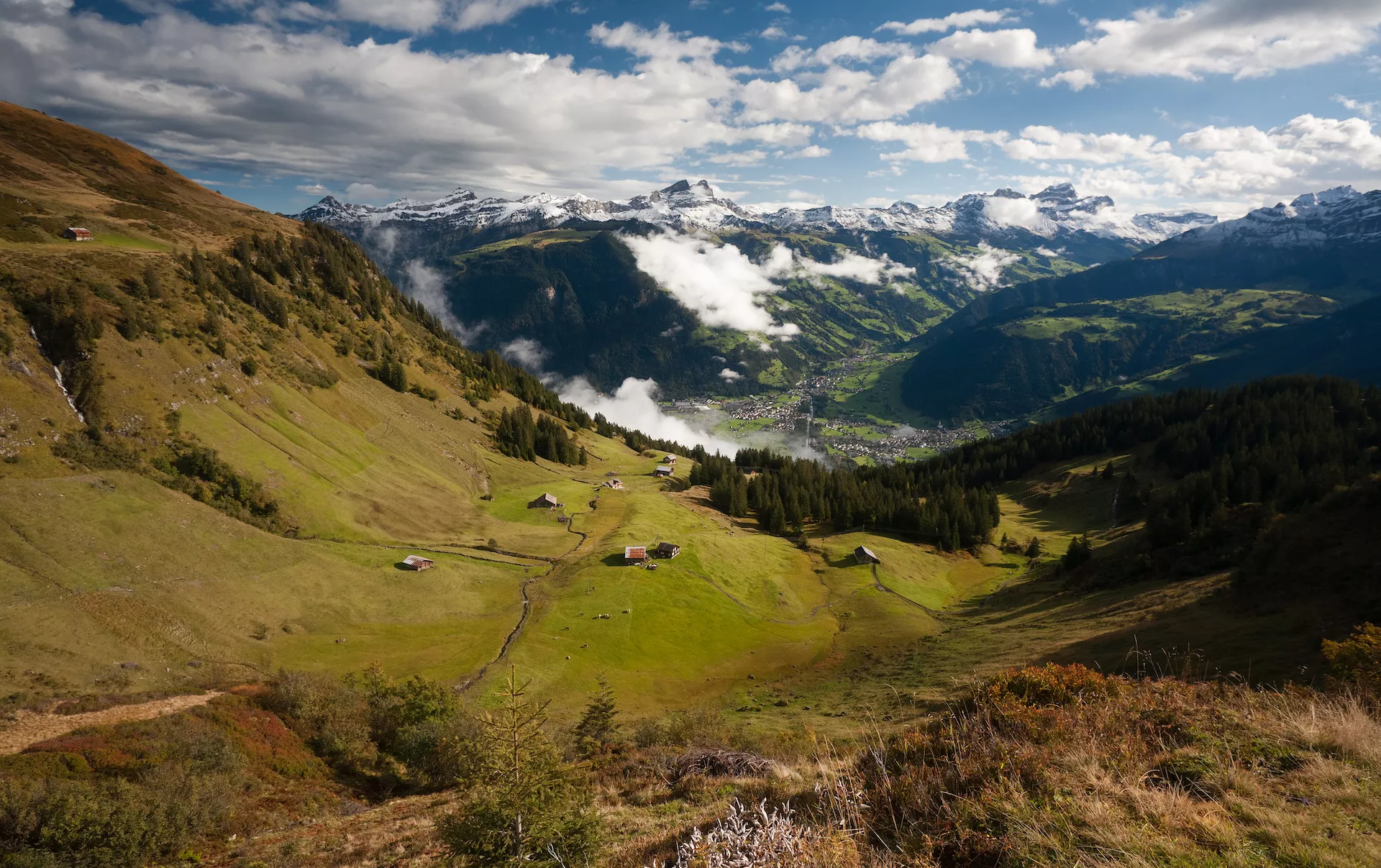 Utsikt fra den alpine stien som fører til Surenenpass fra Altdorf til Engelberg