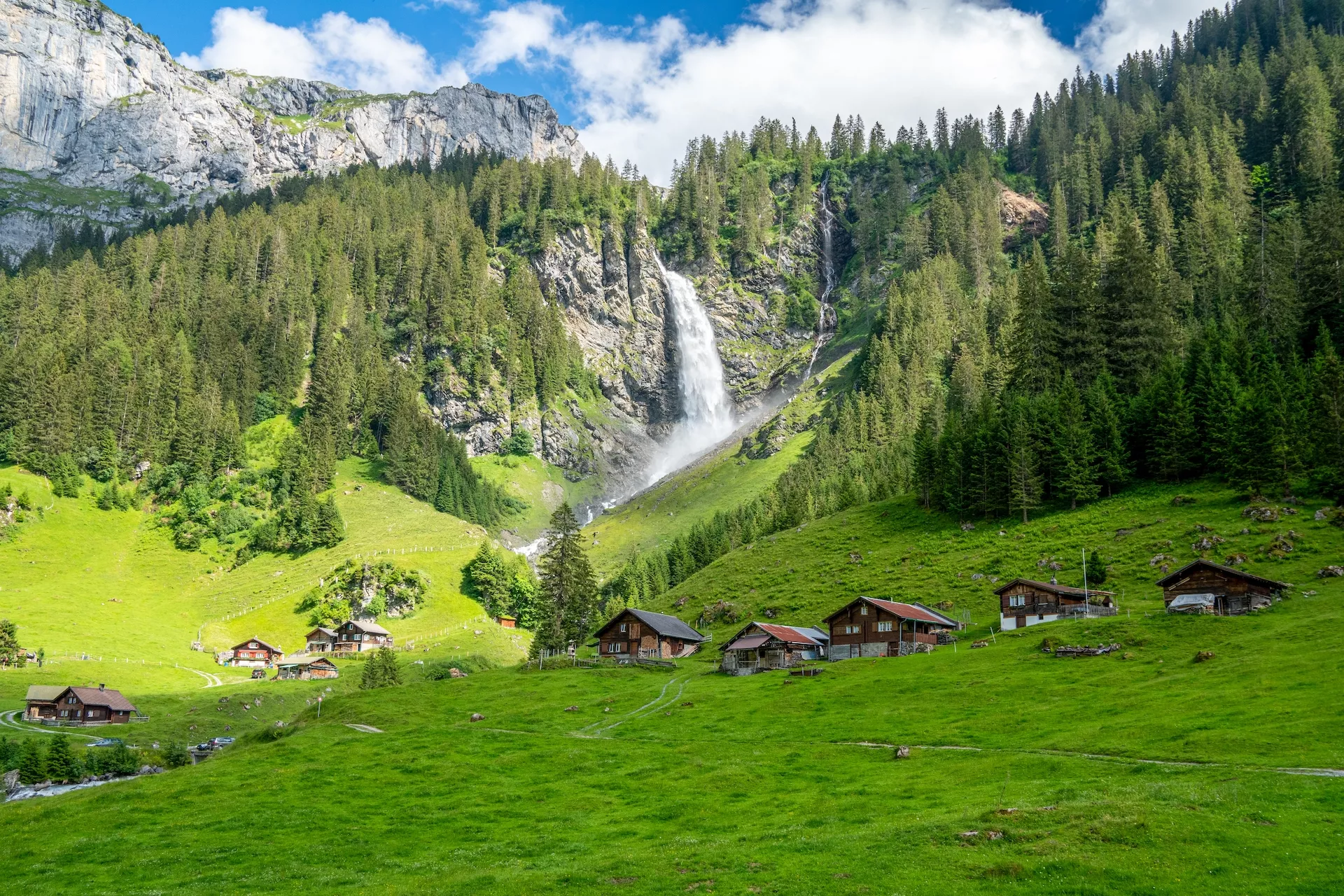 Замечательный водопад Штаубер в долине Шахен