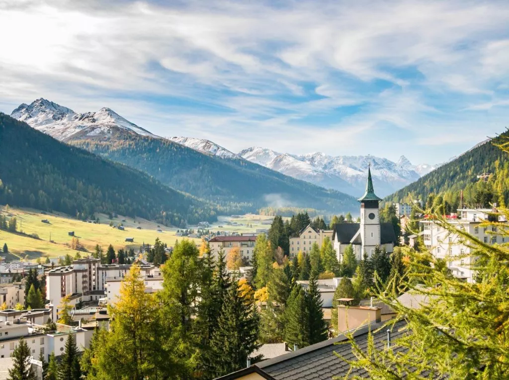 arrive in the town of davos