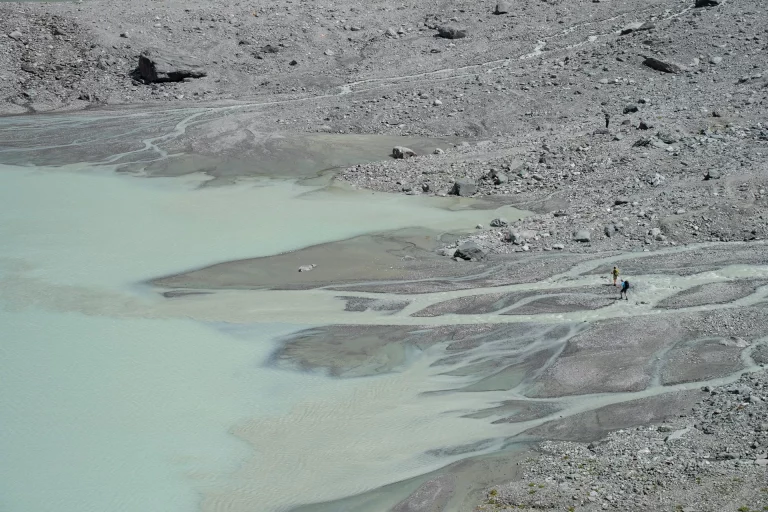 Crossing the glacial streams