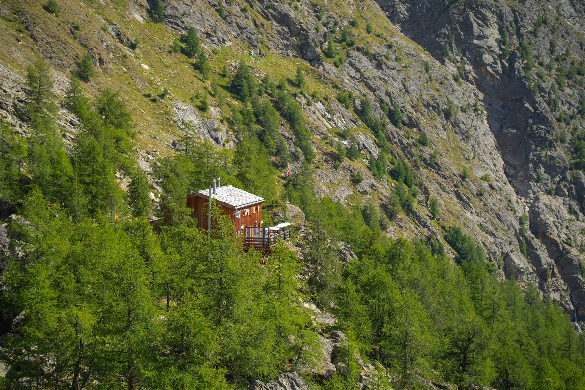 Europahütte, versteckt auf der Seite des Mattertals