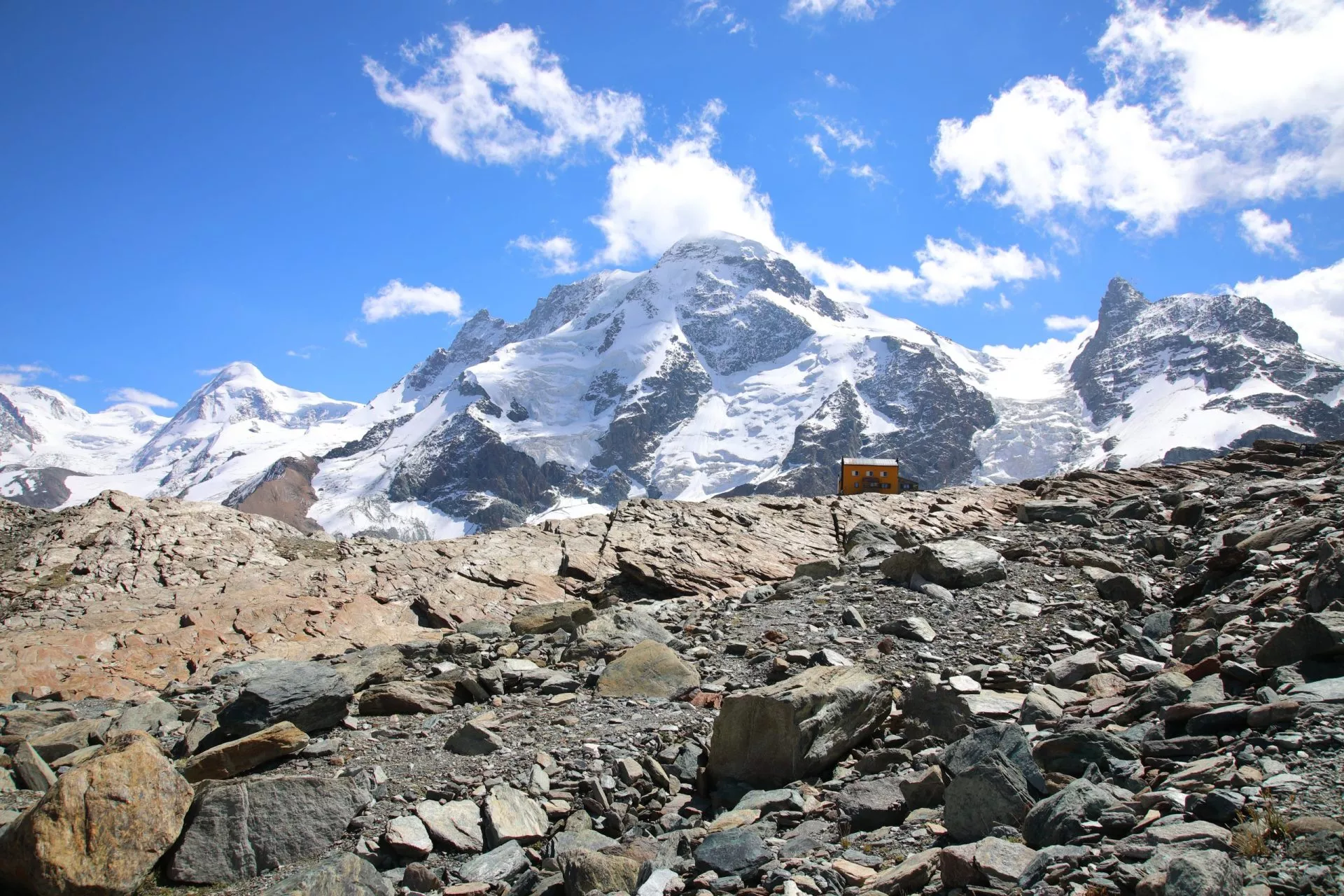 randonnée sur le plateau lunaire autour de matterhorn