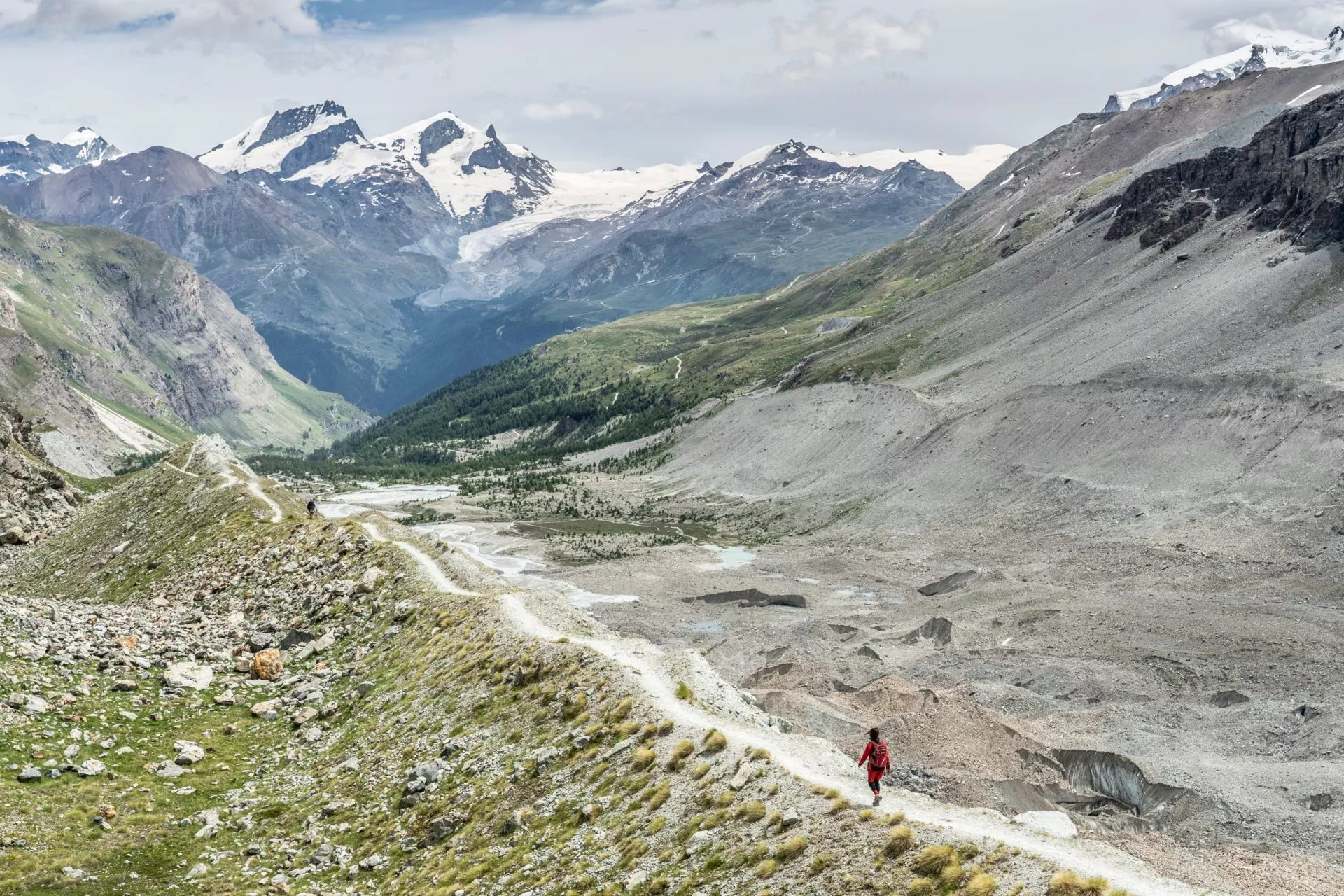 Wandern auf der Moräne und den Bächen des Gletschers