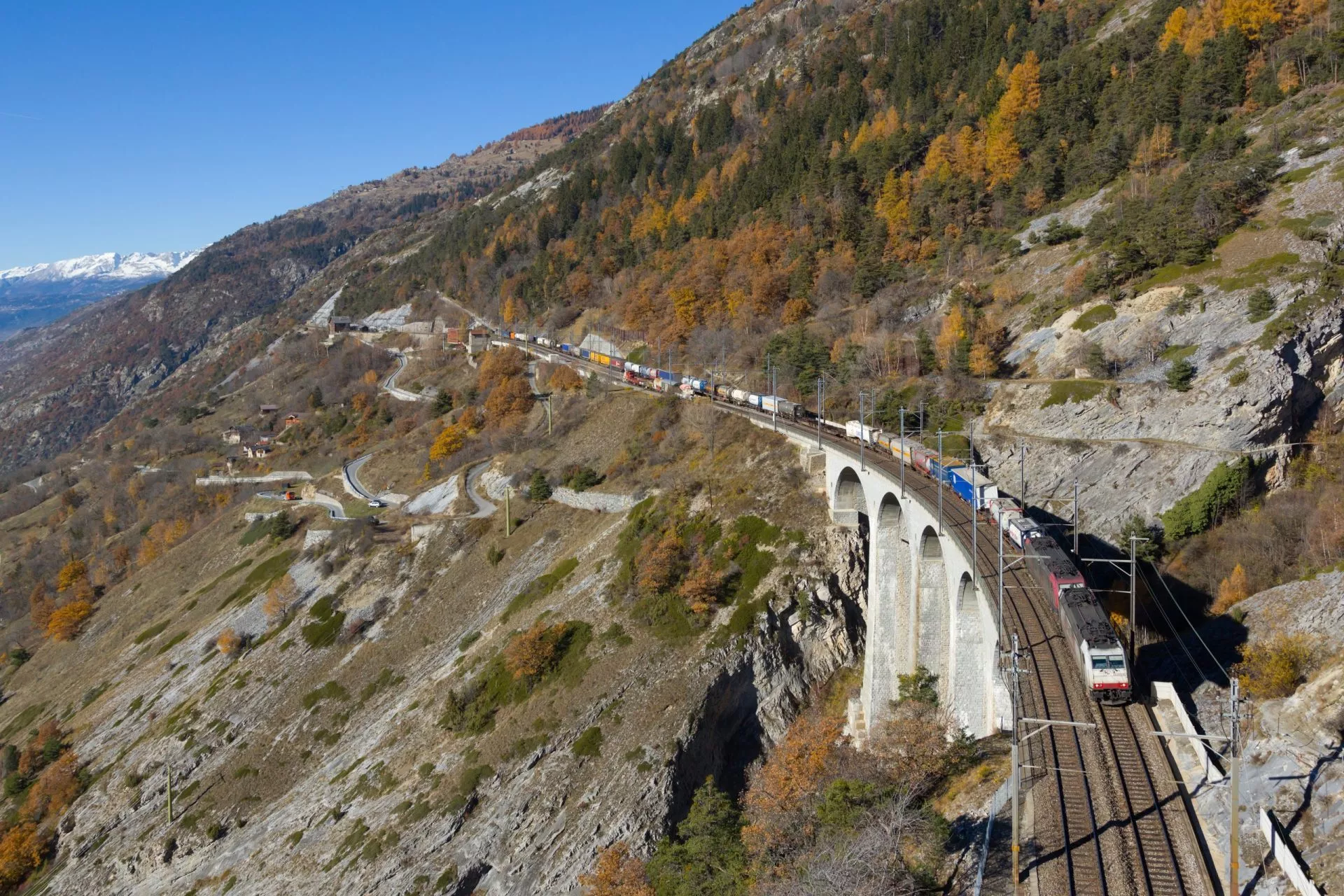 lotschbergin rautatie on yksi Alppien tärkeimmistä rautateistä