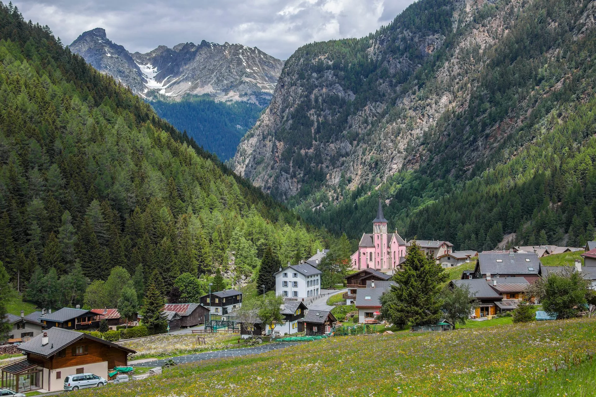 das Alpendorf Trient mit seiner rosa Kirche