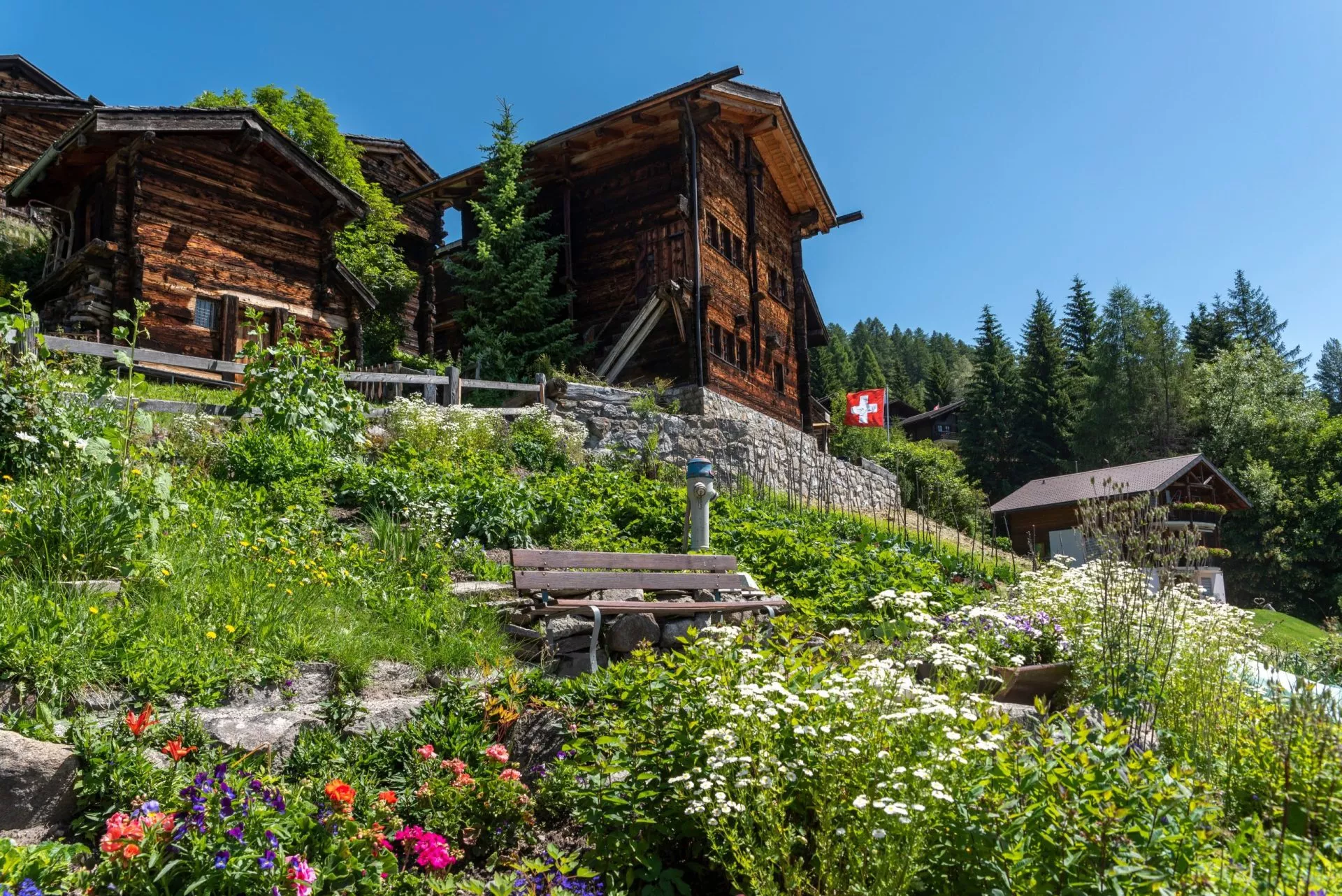 paesaggio urbano di bellwald con le tipiche case vallesane in legno