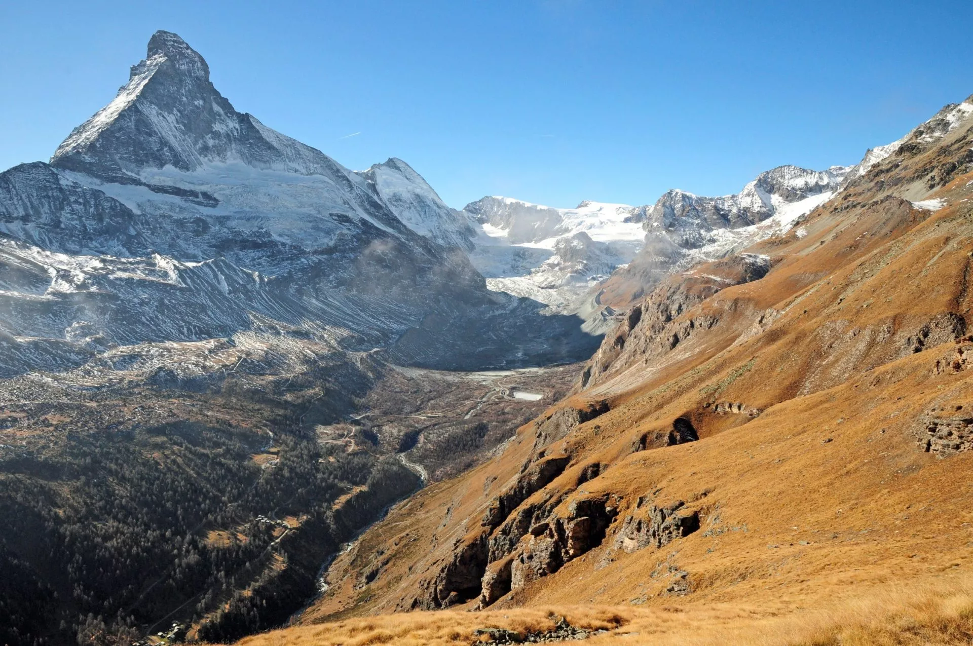 Uitzicht op het Zmutt-dal en de Matterhorn