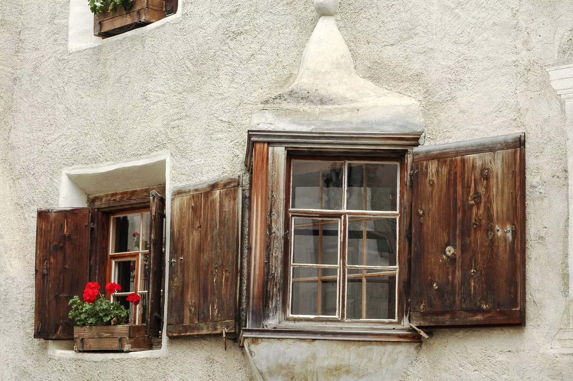 houten ramen in het dorp berguen